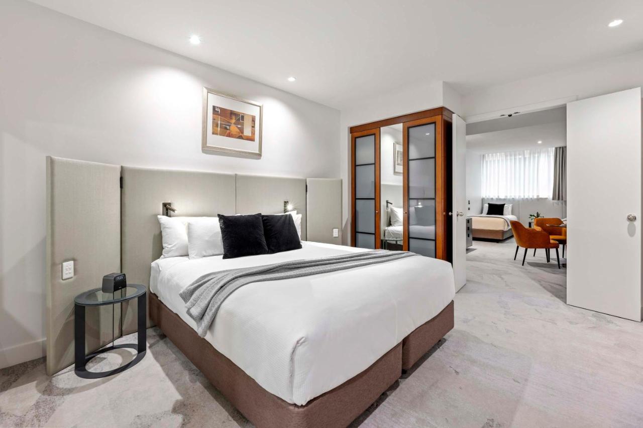Peppers Waymouth Hotel Adelaide Bagian luar foto A bedroom at the hotel