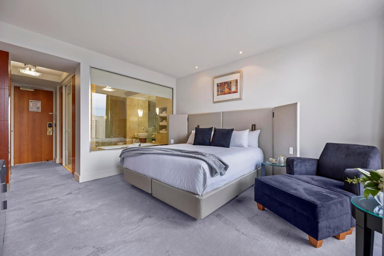 Peppers Waymouth Hotel Adelaide Bagian luar foto A bedroom at the hotel